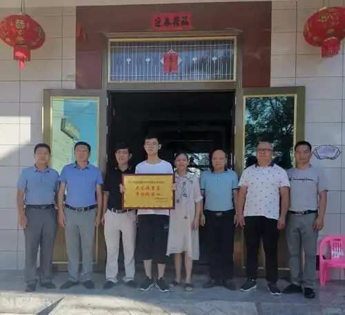 全村的骄傲江西吉安男生考取北大后骑马戴红花返乡
