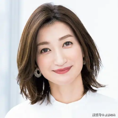 050岁左右女人最适合的短发,时髦精致还很优雅
