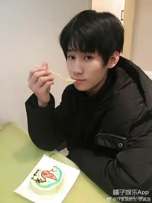他是tfboys的师弟,性格温润,家族里的唱歌担当
