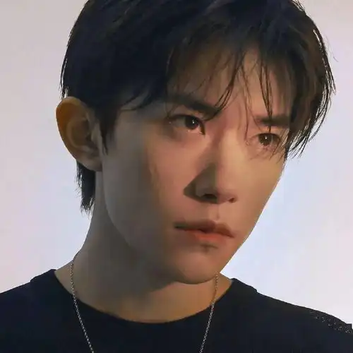 头像丨每想你一次天上飘落一粒沙
