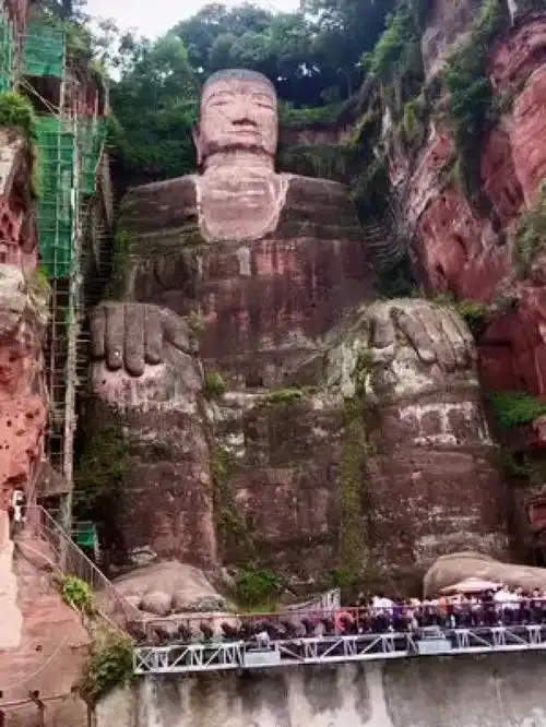 山是一尊佛,佛是一座山场面壮观
