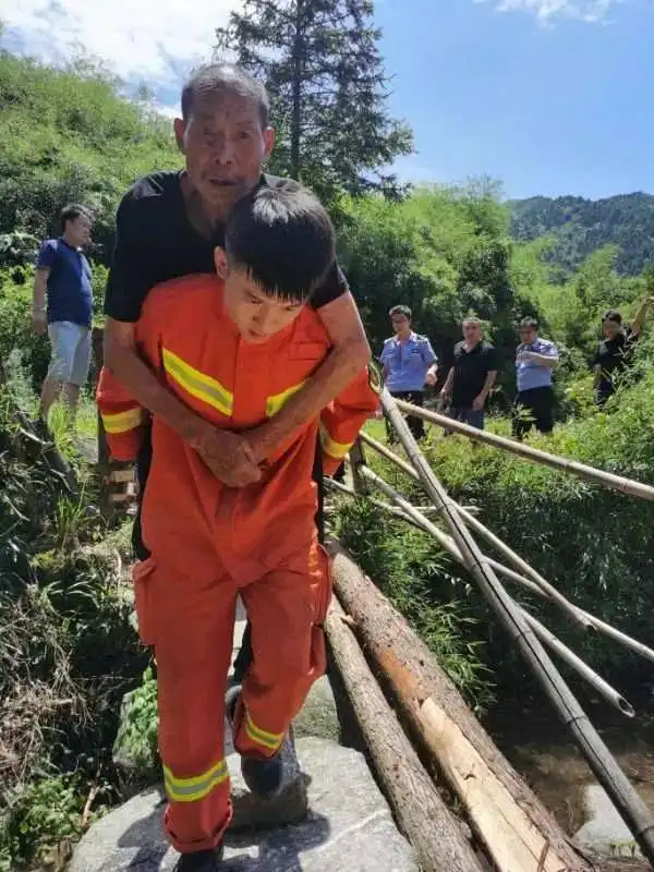 不抛弃不放弃南岳景区4天3晚持续营救走失游客
