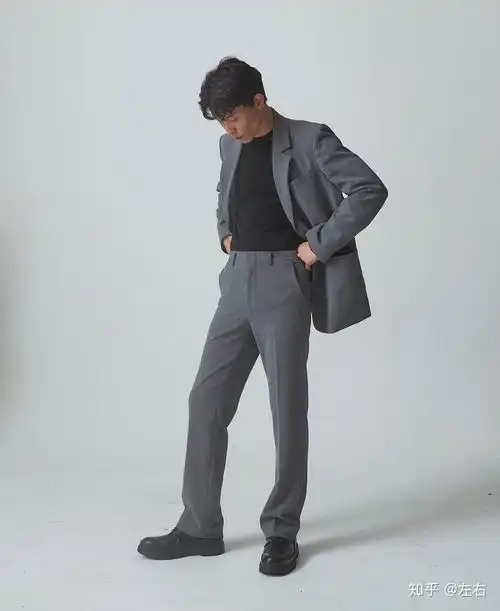 黑色高领毛衣,深灰色休闲西服外套裤子和鞋子怎么搭配
