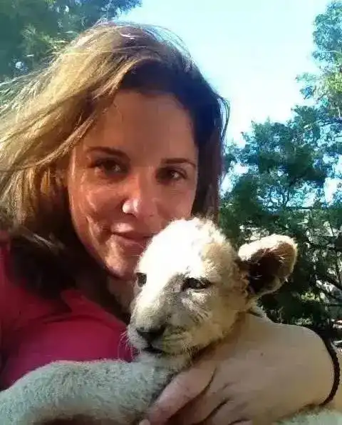 美女去非洲养狮子,2个月后美梦变终身噩梦比狮虎更凶猛的是人心......
