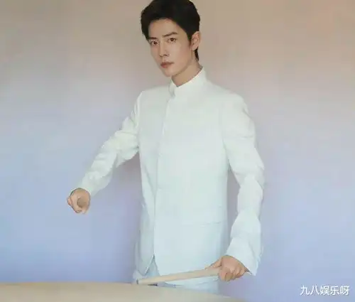 肖战和成龙同台献唱,再登央视参加电影周,白色中山装正气十足
