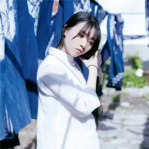 唯美忧郁蓝色系女生头像
