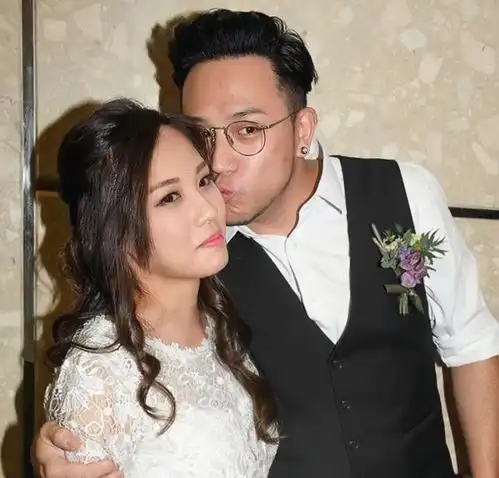 香港著名男星被曝与粉丝妻子离婚,结束两年婚姻,因丑闻被封杀
