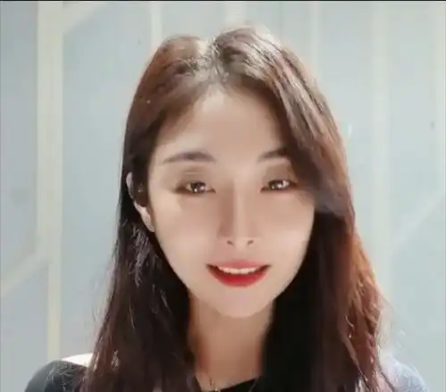 30岁女网红未婚当妈,试管生下混血三胞胎,无偶式养娃引热议
