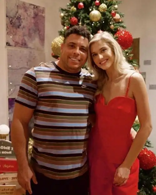 相恋8年47岁大罗与小14岁超模女友举行婚礼,巴西传奇球星开启第四段婚姻之旅
