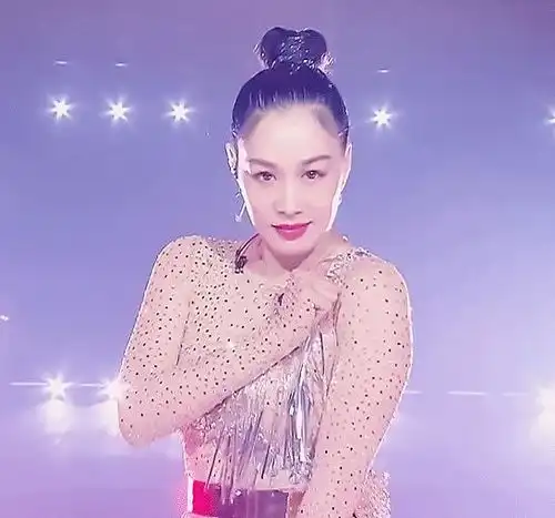 钟丽缇穿着睡衣与姐妹聊天,她不小心露出胳膊后,上面淤青过于抢镜
