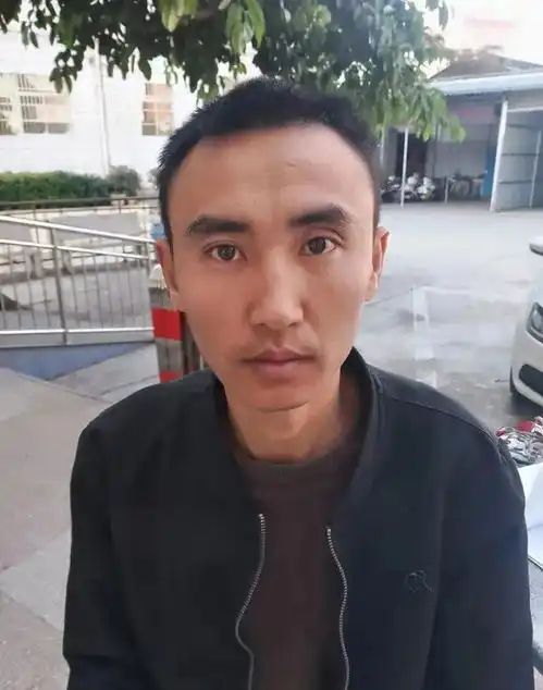 楚雄2名男子寻亲其中1名4岁左右时被母亲遗弃在禄丰一平浪街头
