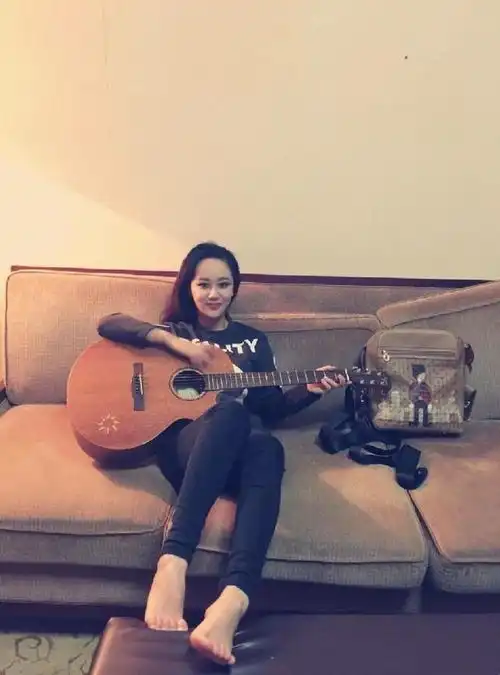 杨紫深夜赤足弹吉他,恋上你的的小脚丫
