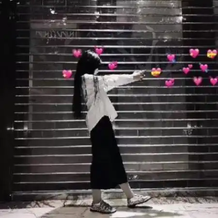 被爱心击中的情侣个性头像一男一女
