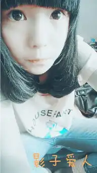 要一个qq皮肤,女生背影带字
