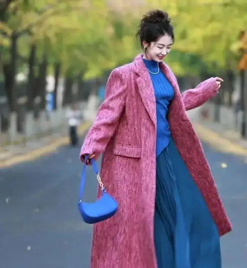 克莱因蓝毛衣,这样搭配,显白又好看
