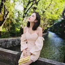 古力娜扎日本旅行,一袭露肩连衣裙风情万种,复古红唇惊艳动人
