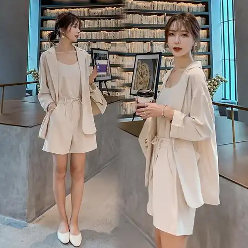 别傻傻的穿连衣裙了,今年流行这样的两件套,洋气又有女人味
