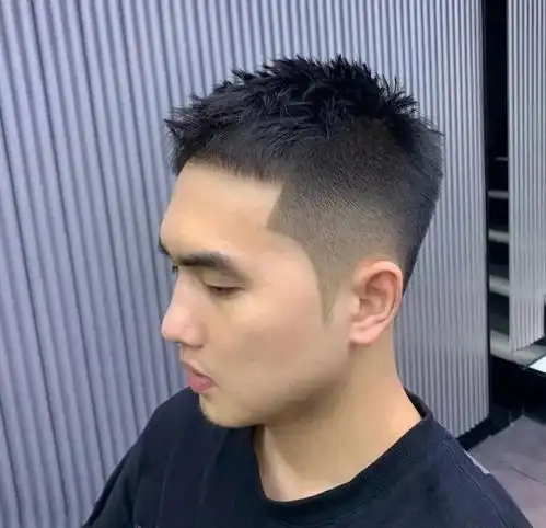 男生小飞机头发型超帅气,这3款潮流造型,没剪过就太可惜了
