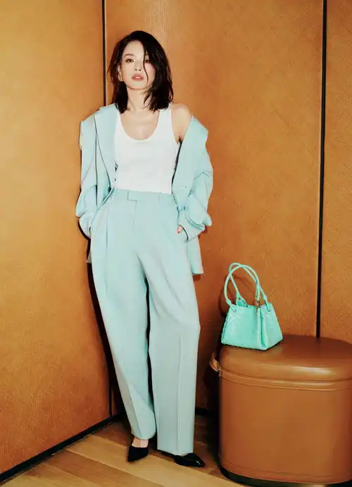 舒淇短发搭配薄荷绿西装套装利落时髦率性松弛
