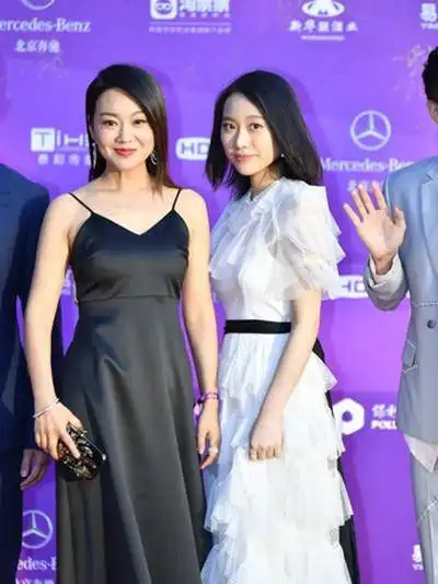47岁闫妮青春靓丽,与女儿邹元清,似亲姐妹
