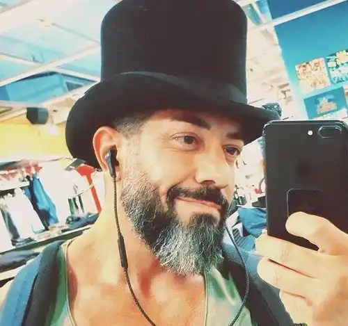 42岁拥有一身不输年轻人的肌肉,长相很郭富城,承认使用了类固醇
