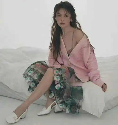 宋慧乔39岁生日好低调童年照穿韩服小肉脸超萌,真是从小美到大
