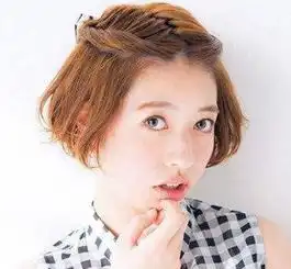 短头发也能扎出漂亮的发型哟
