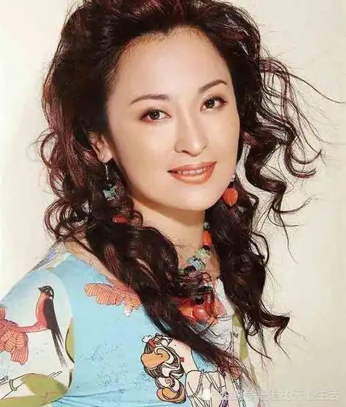 出身艺术世家,拥有俄罗斯血统,后嫁房地产商人,今婚姻幸福美满
