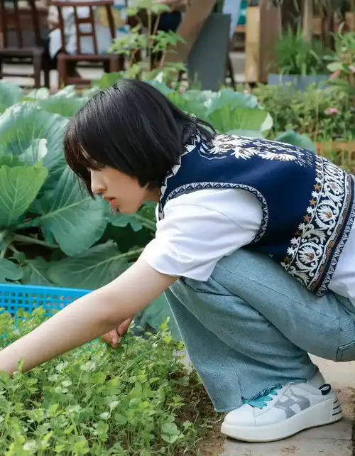 子枫妹妹时尚写真和综艺图清新脱俗少女感满满,一整个爱住了
