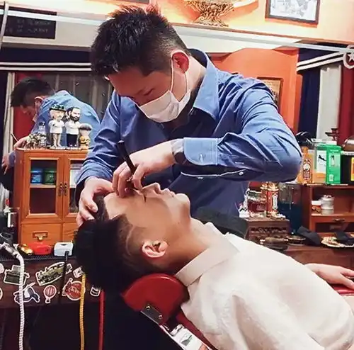 沈阳市第一家首创barbershop天一和他的复古男士理容理发馆男士理发修面
