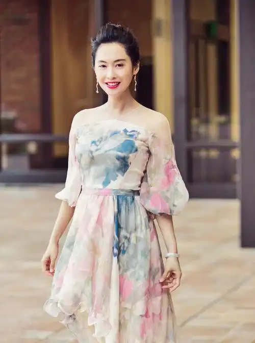 岁月不败美人49岁朱茵身材傲人风情万种,紫霞仙子风采依旧
