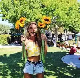 这姑娘晒张自拍就能赚15000美刀,这样发财真羡慕
