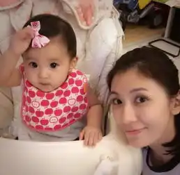 贾静雯女儿1岁玩直播,自带美瞳长睫毛的她现在比妈妈还漂亮

