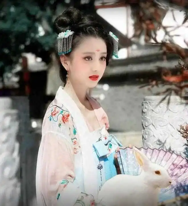 佟丽娅40岁如少女魅力无法抗拒,温润白皙气质撩人
