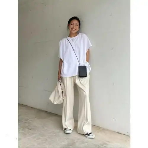关晓彤生图曝光差很大穿白衬衫配蕾丝裙,一身大牌穿出满满土味
