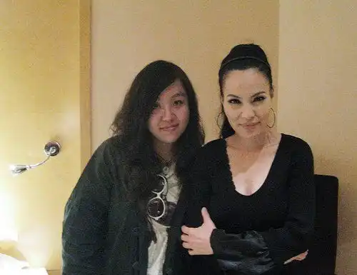 她曾被嘲是最丑歌手,丈夫吃软饭多年,出轨之后赔偿老公800万
