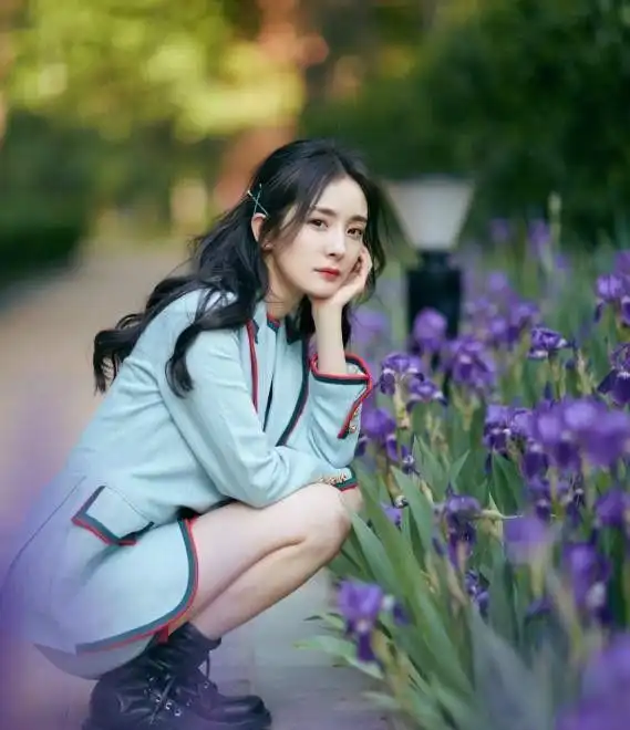 杨幂漫画腿名不虚传,不p腿都有磨皮效果,难怪说少女
