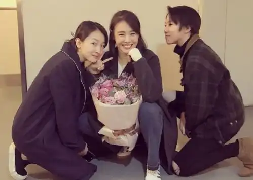 马思纯为周冬雨庆生,老三窦靖童无反应,揭秘三人关系
