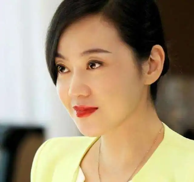 47岁的闫妮和女儿拍照片,她竟然比女儿身材好不可思议
