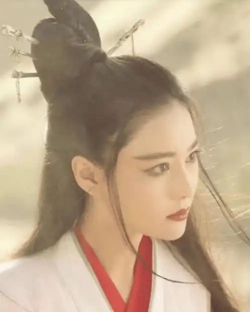 张馨予兑现承诺留长发,穿大露背高开叉长裙风情万种,重回巅峰
