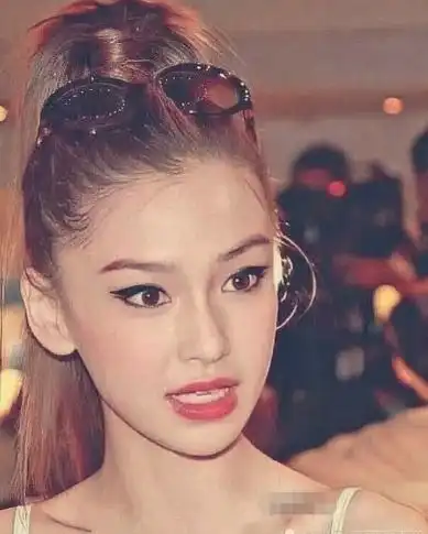 光鲜亮丽的杨颖,网传baby旧照,被酒瓶怼脸,您对她的过去了解吗
