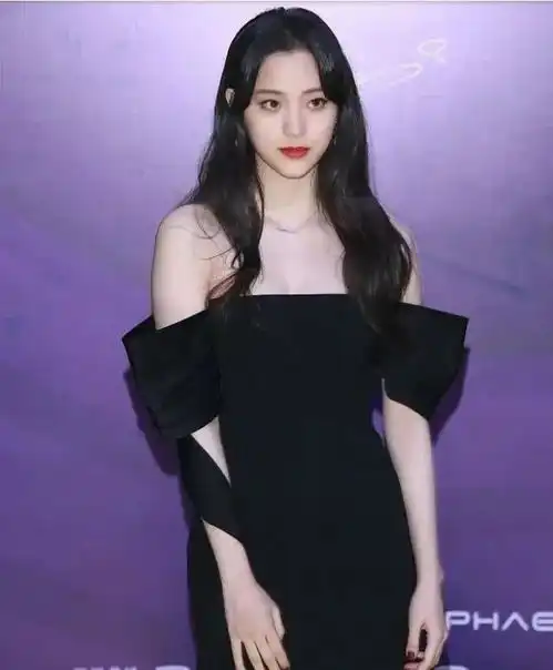 欧阳娜娜的港风妆容也太飒了叭还有女生不心动吗
