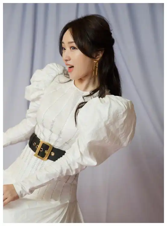 杨钰莹真是一位柔情似水的女人,穿复古白裙子,美出新高度
