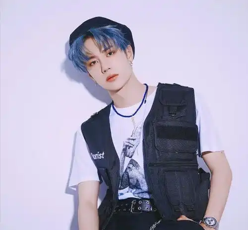 有种惊艳叫做王一博染头发,白发又奶又a,蓝发帅成漫画脸
