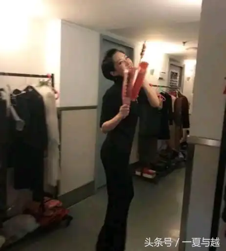 48岁许晴如梦之梦演义风情万种,蕾丝裙把胡歌都看傻了
