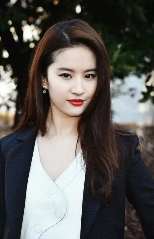 清纯甜美温婉柔和仙气飘飘的刘亦菲,根本就不是那个样子
