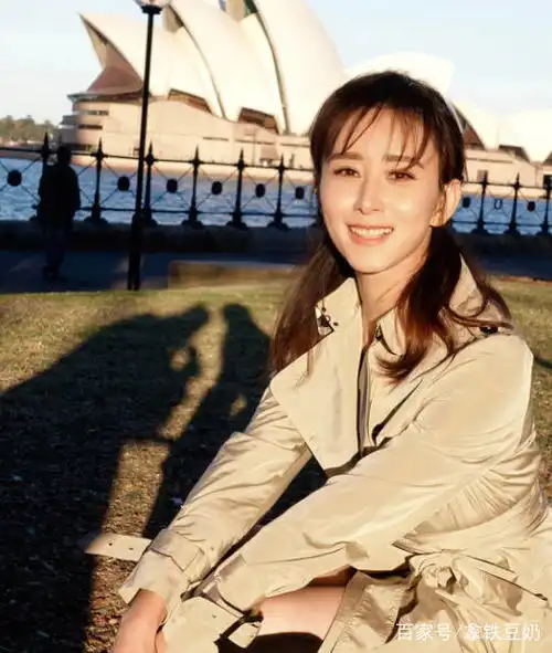 41岁胡静街拍少女感满满,果然爱情是女人最好的保养品
