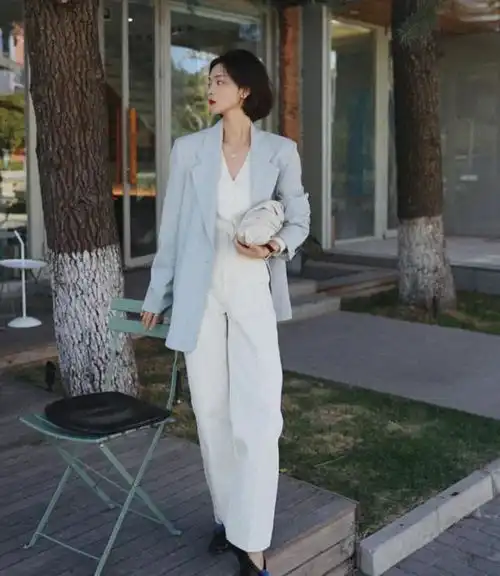 米蓝色带着海洋的辽阔,优雅地深入脊髓,内涵型女人必备,别错过
