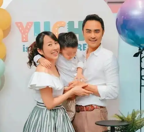 明道老婆怎么老成这样挺5孕肚肚还抱娃,他偶像轻松打扮站一旁
