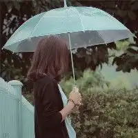 求一组女生头像就是一女孩站在雨里的那种
